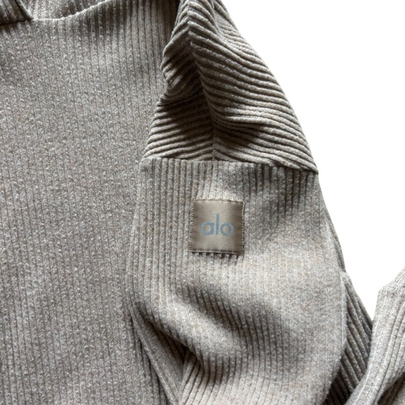 ALO Yoga Muse Ribbed Crop Top Hoodie Women’s Size Medium In Beige - Picture 6 of 9